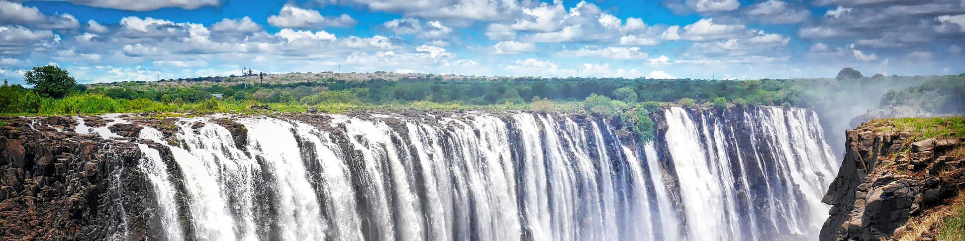 Blick auf die tosenden Victoria Falls in Sambia