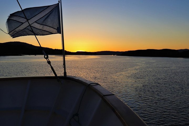 Sonnenuntergang über einer idyllischen Bucht in Schottland