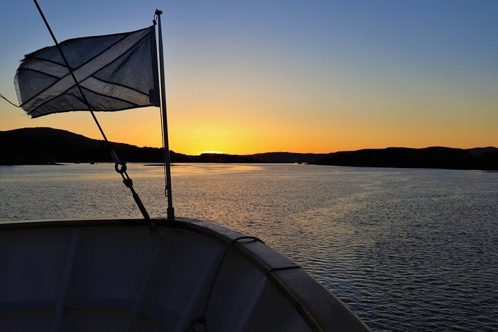 Sonnenuntergang über einem Fjord in Schottland