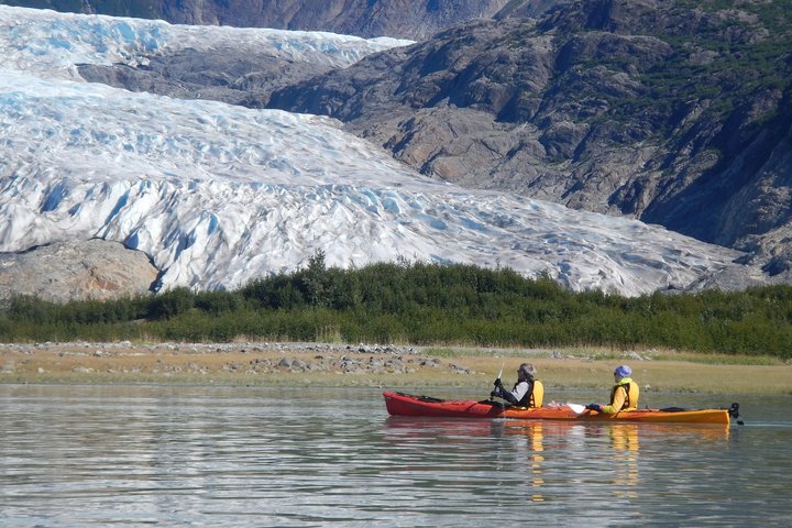 Kajakfahren vor einer Gletscherzunge