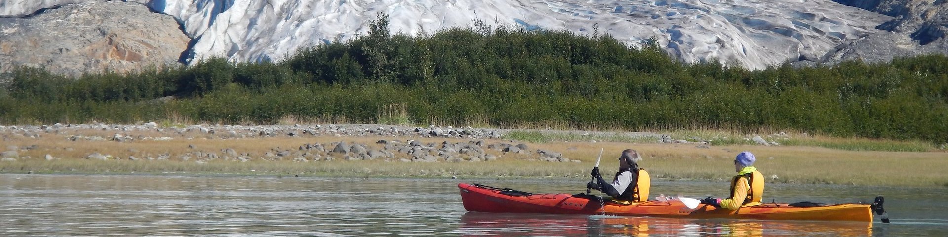 Kajak vor einer Gletscherzunge bei Haines