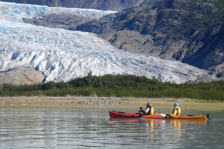 Kajak vor einer Gletscherzunge bei Haines
