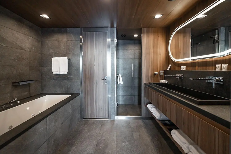 Badezimmer in der Privilege Suite auf dem Schiff Le Commandant Charcot von Ponant