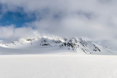 Verschneite Bergkette in Spitzbergen