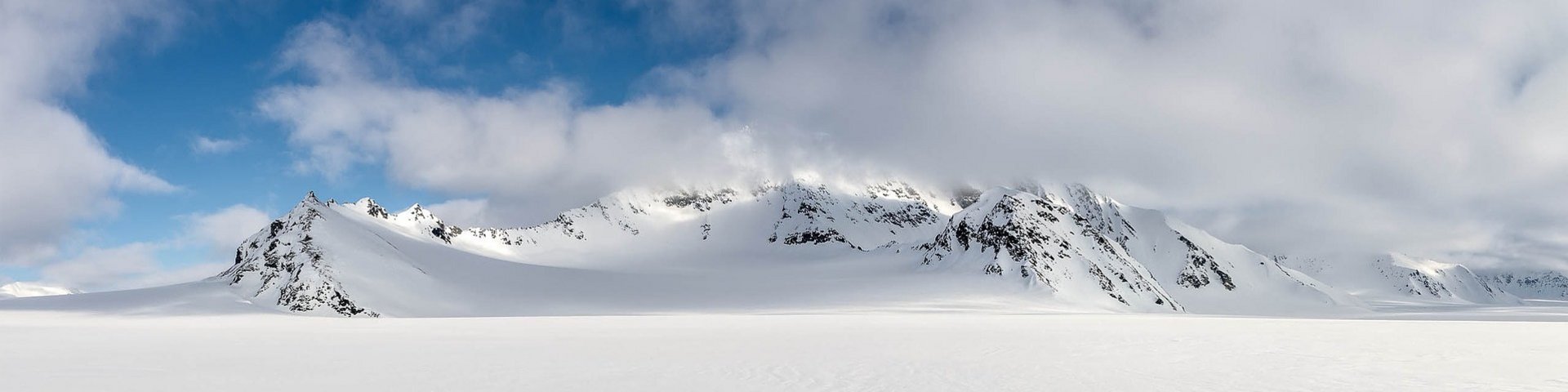 Verschneite Bergkette auf Spitzbergen