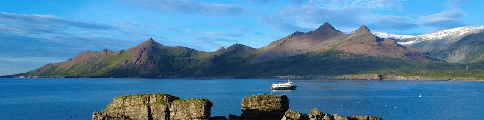 Kreuzfahrtschiff vor den Aleuten in Alaska in einer Bucht Kreuzfahrtschiff vor den Aleuten in Alaska in einer Bucht