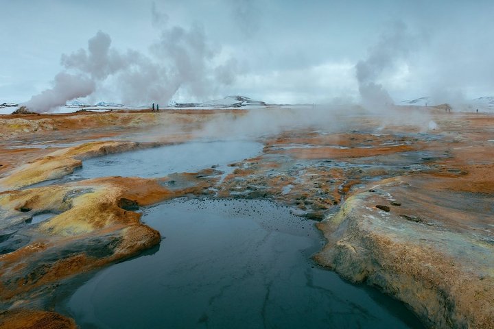 Spaziergang in Island hinter dampfenden Quellen