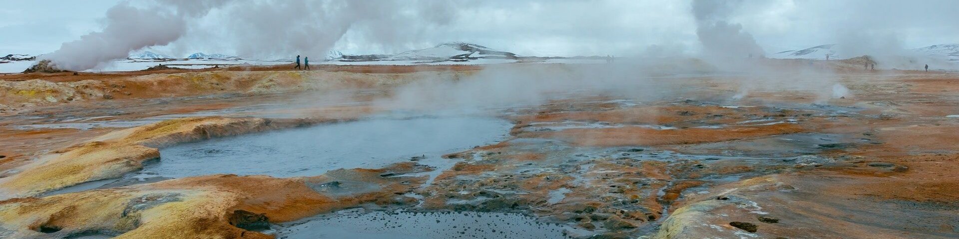 Spaziergang in Island hinter dampfenden Quellen