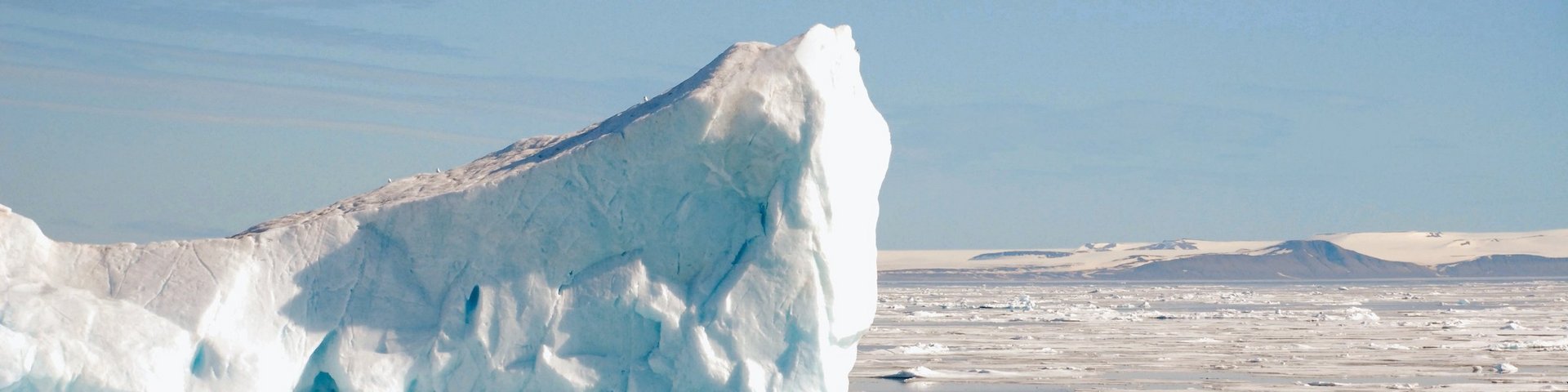 Hoch aufragender Eisberg