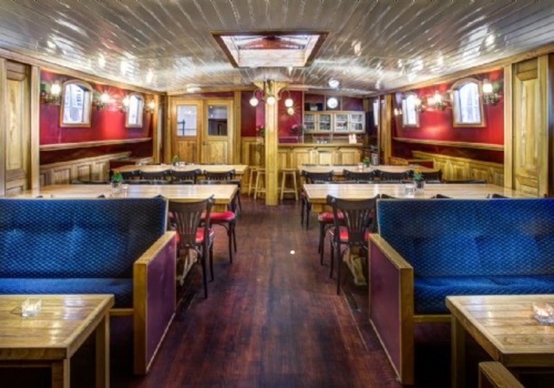 Salon auf dem Segelschiff Elizabeth