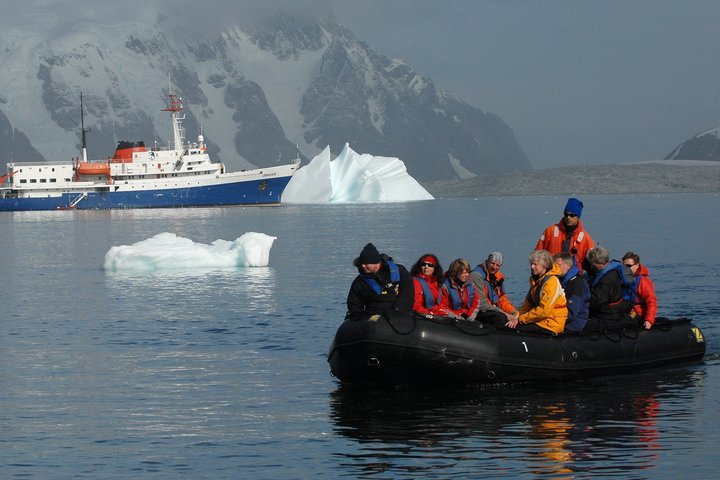 Zodiacausflug mit Schiff Ushuaia im Hintergrund