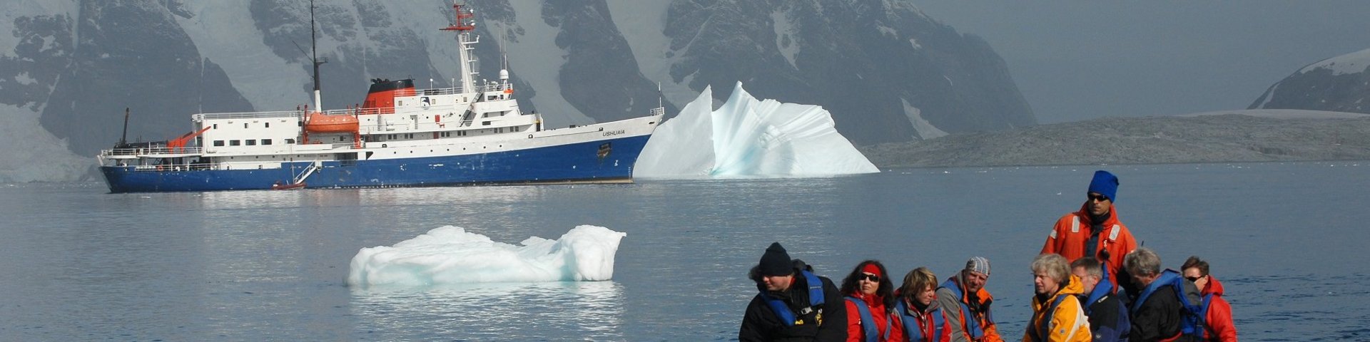 Zodiac-Ausflug mit Schiff Ushuaia im Hintergrund