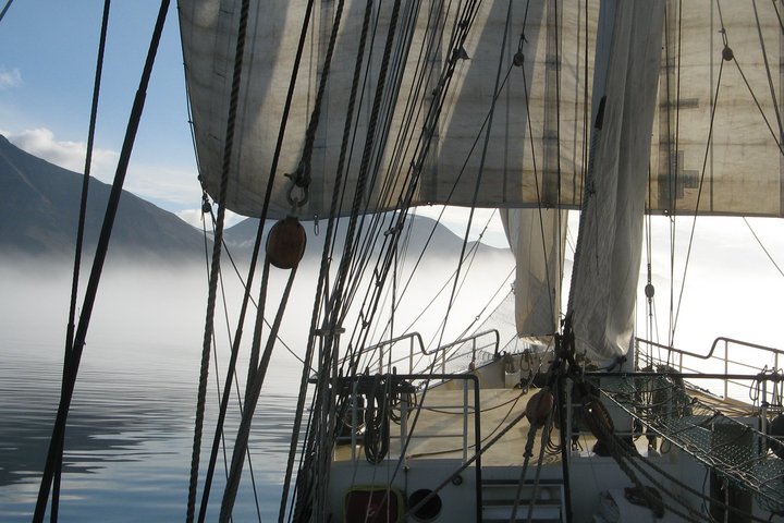 Mystische Stimmung in Spitzbergen an Bord des Segelschiffes Antigua