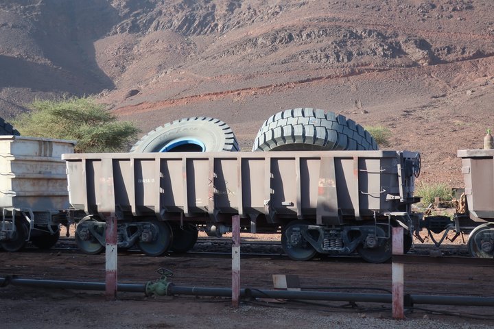 Ersatzreifen in einem Güterwagen in Zouérat