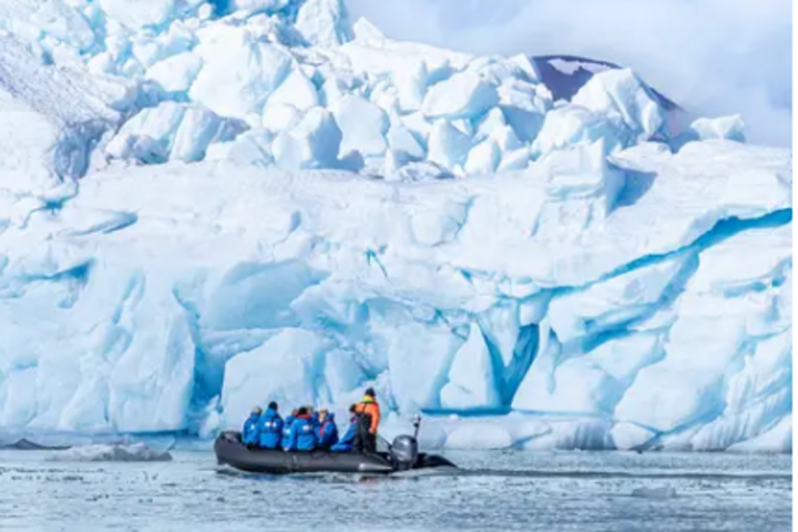 Zodiac vor Eisberg Zodiac vor Eisberg