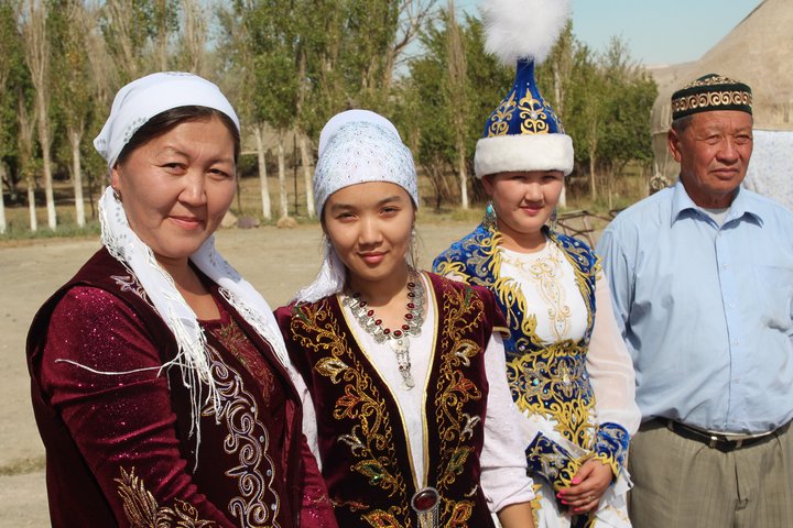 Kasachen in traditioneller Kleidung