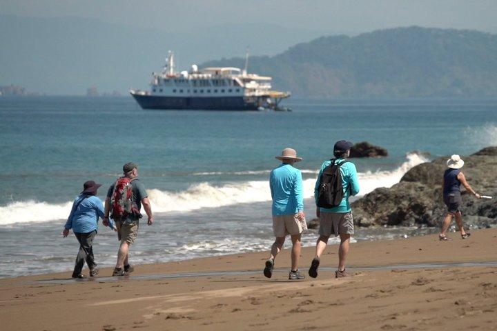Strandspaziergang während eines Landganges it Un-Cruise