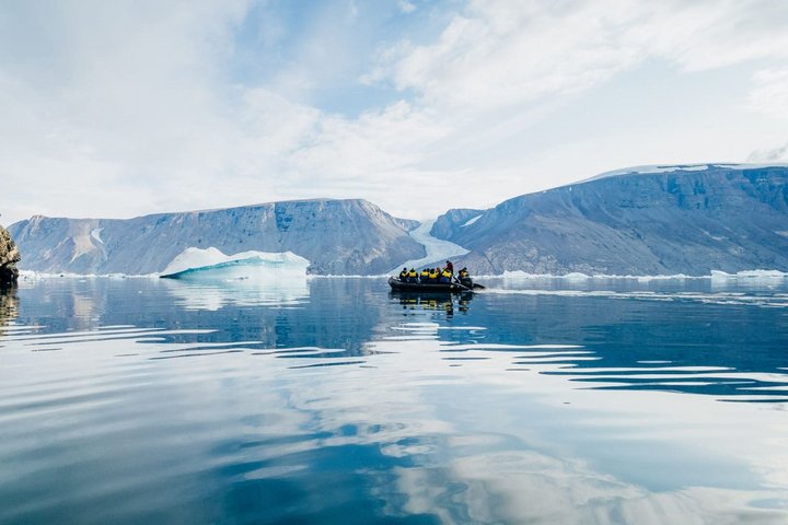 Zodiac in einer Bucht in Grönland