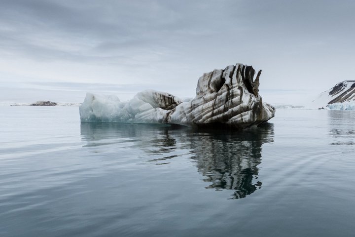 Schwimmender Eisberg vom Zodiac aus