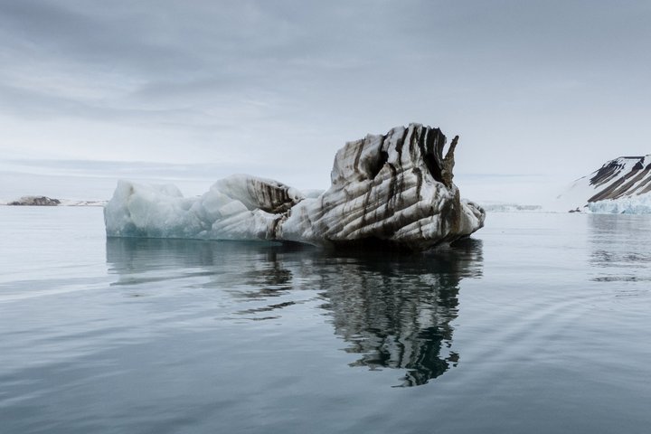 Schwimmender Eisberg vom Zodiac aus