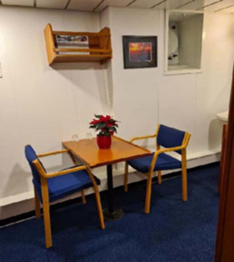Sitzecke in der Passagierkabine des Fischtrawlers Lance
