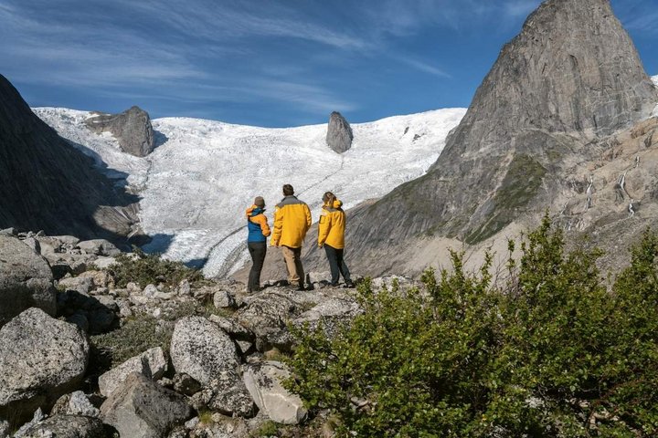 Gletscher in Grönland mit Wanderern
