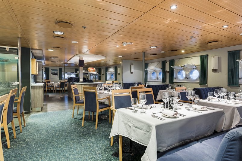 Speisesaal an Bord der Quest