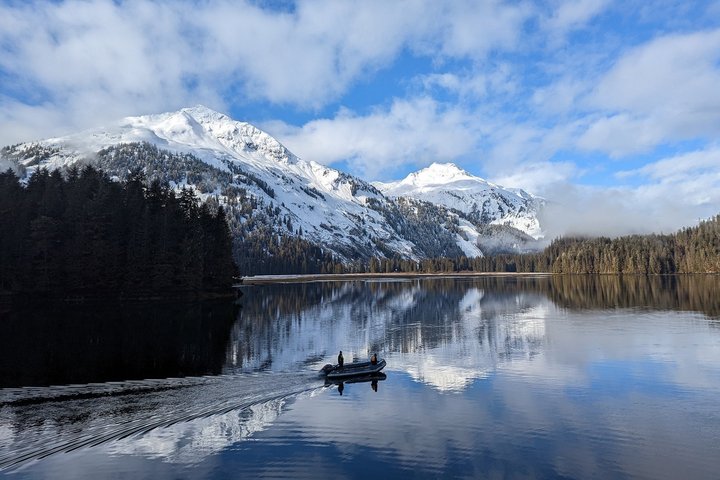 Zodiac in einer Bucht in Alaska