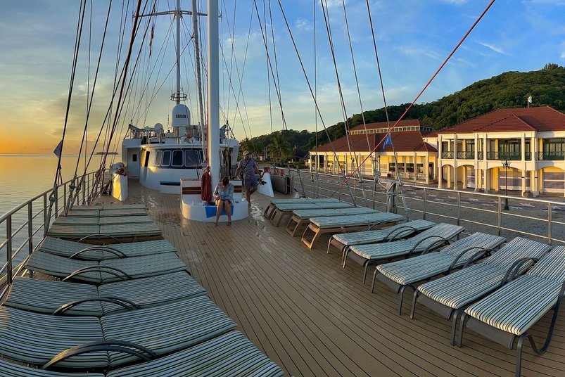 Sonnendeck mit Liegestühlen auf der Panorama II