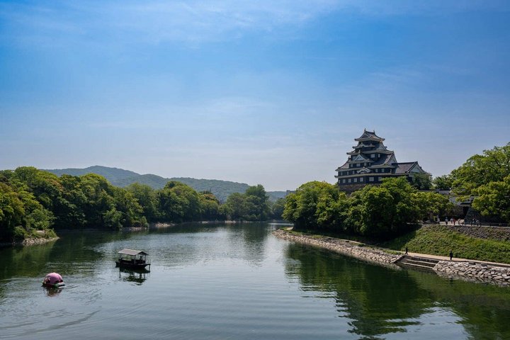 Tempel am Fluss in Japan