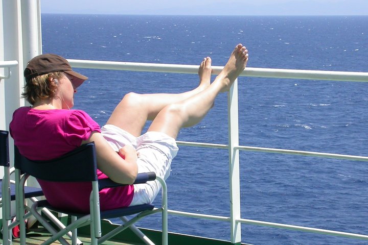 Entspannen an Deck eines Frachtschiffes