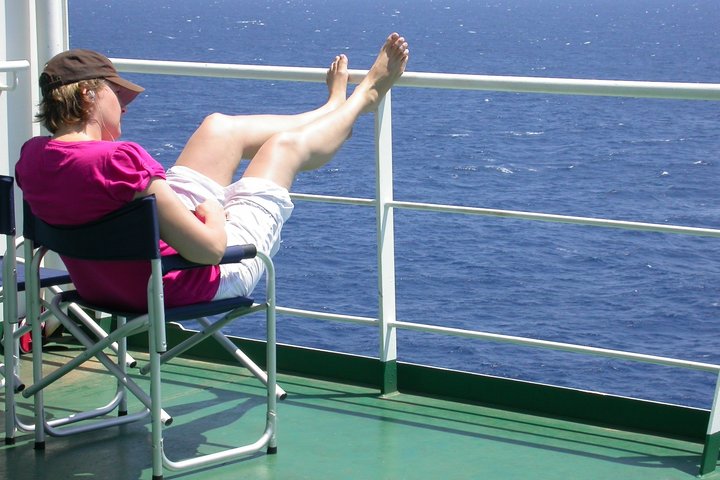 Entspannen an Deck eines Frachtschiffes