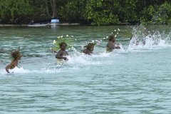 Einheimische im Wasser im Marau Sund - Bild Coral Expeditions