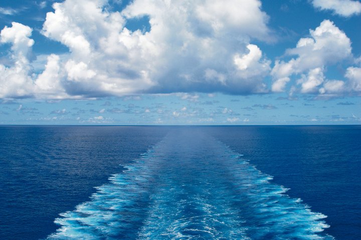 Bild vom Heck eines Schiffes auf das Kielwasser