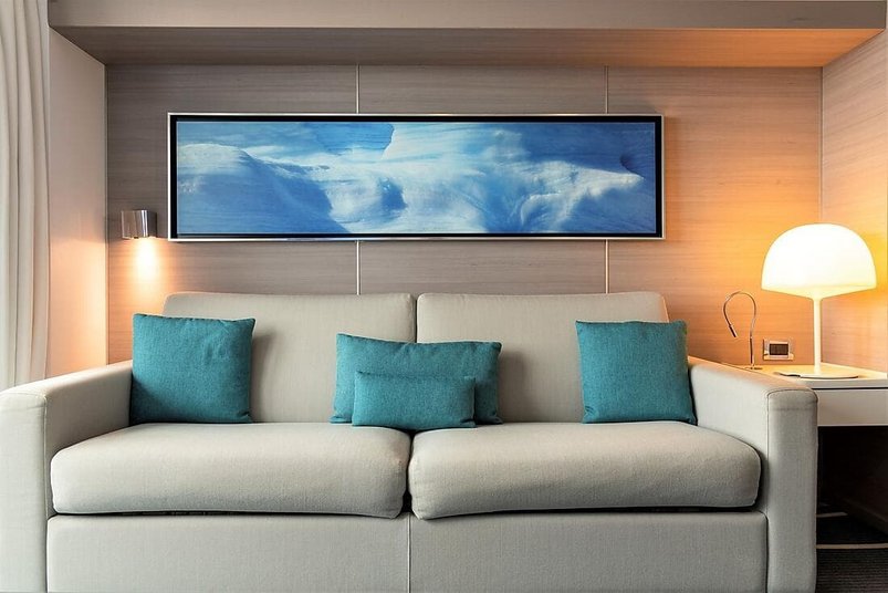 Sofa im Wohnraum der Privilege Suite auf der Le Lyrial