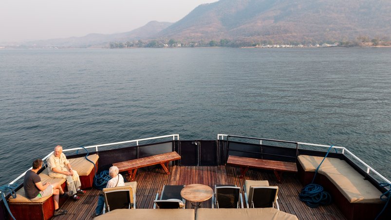 Hauptdeck mit Lounge an Bord der Umbozha