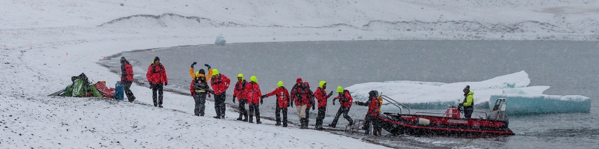Dunas Harbour mit Zodiac und Menschen