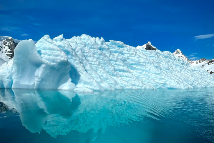 Spiegelnder Eisberg in der Antarktis