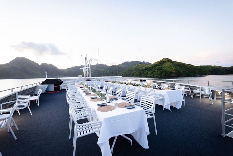 Abendessen auf dem Sonnendeck der Yasawa Princess II