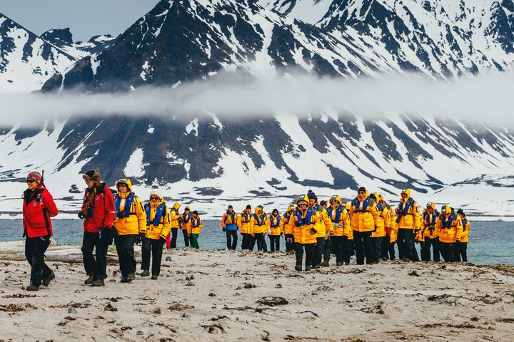 Reisende an Land in Spitzbergen mit Expeditionsjacke