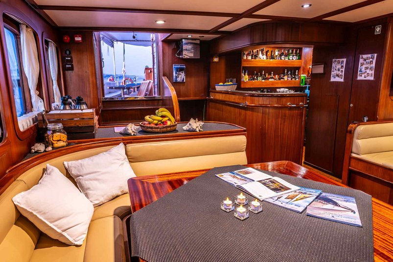 Salon auf dem Segelschiff Chronos