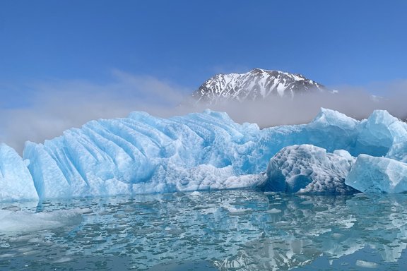 Tiefblaues Eis rund um Spitzbergen