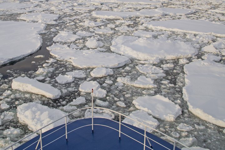 Eisschollen mit Schiffsbug