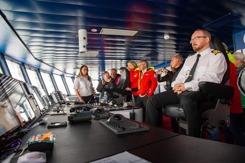 Besuch auf der Kommandobrücke von MS Spitsbergen