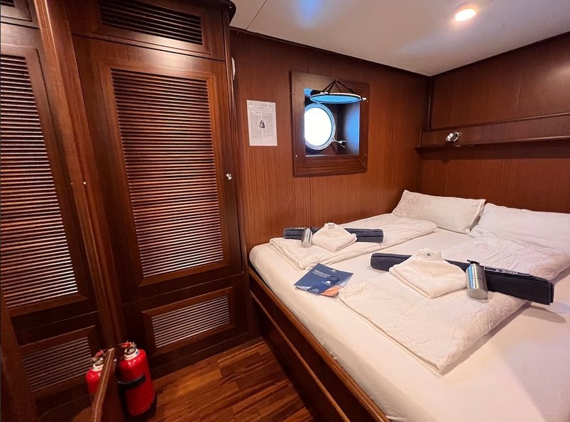 Long Cabin auf der Segeljacht Rhea