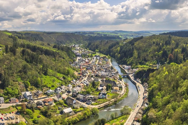 Schloss Vianden in Luxembourg Luftaufnahme von Vianden und Schloss Vianden