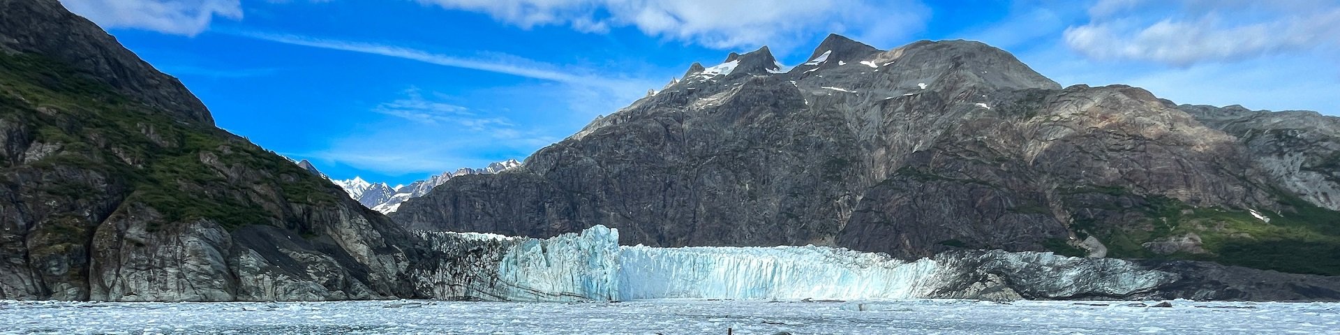 Schiffsbug in Bucht mit Gletscherkante