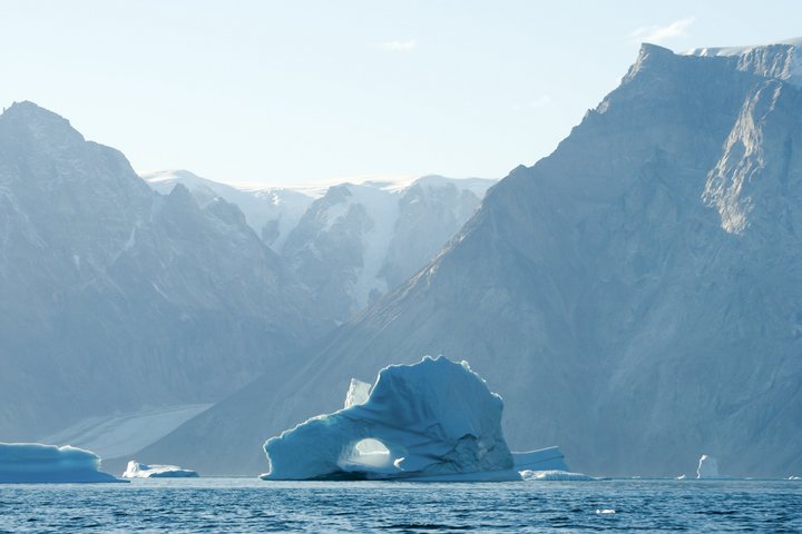 Eisberge im Fjord umgeben von Bergen