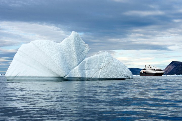Kreuzfahrtschiff neben einem Eisberg