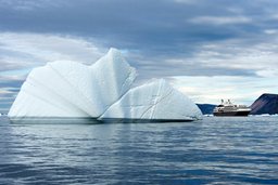 Savissivik ©Studio PONANT/Oliver Blaud Kreuzfahrtschiff neben einem Eisberg